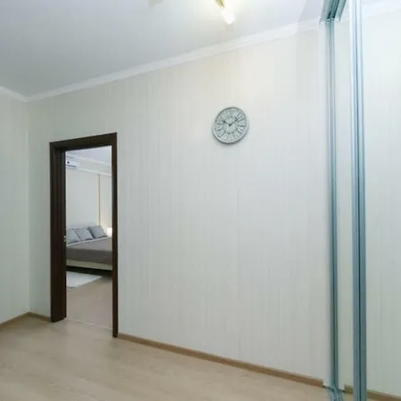 Апартаменти Spacious Modern On The Akhmatova Street *